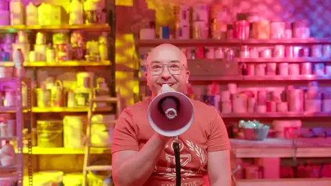 Pupi Pisson, con megáfono en mano, invita a Campaspero a la actuación final Pupi Pisson, con megáfono en mano, invita a Campaspero a la actuación final