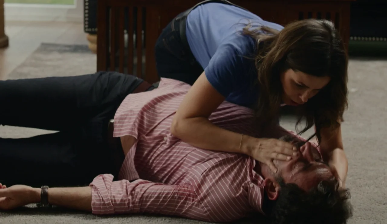 Julia recupera sus recuerdos al ver a Mario debatirse entre la vida y la muerte
