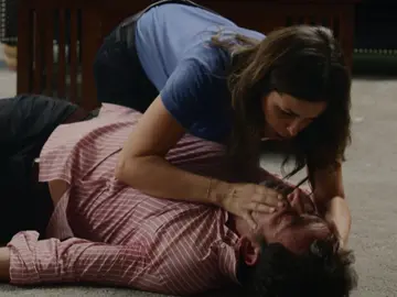 Julia recupera sus recuerdos al ver a Mario debatirse entre la vida y la muerte Julia recupera sus recuerdos al ver a Mario debatirse entre la vida y la muerte