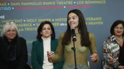 Ana Rujas recoge el galardón a 'mejor serie de televisión' en los Premios A de Actual Ana Rujas recoge el galardón a 'mejor serie de televisión' en los Premios A de Actual