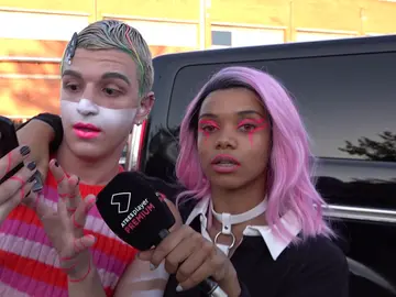 Son los propios actores los que se apoderan del micrófono y nos presentan a todo el equipo de la serie. Son los propios actores los que se apoderan del micrófono y nos presentan a todo el equipo de la serie.