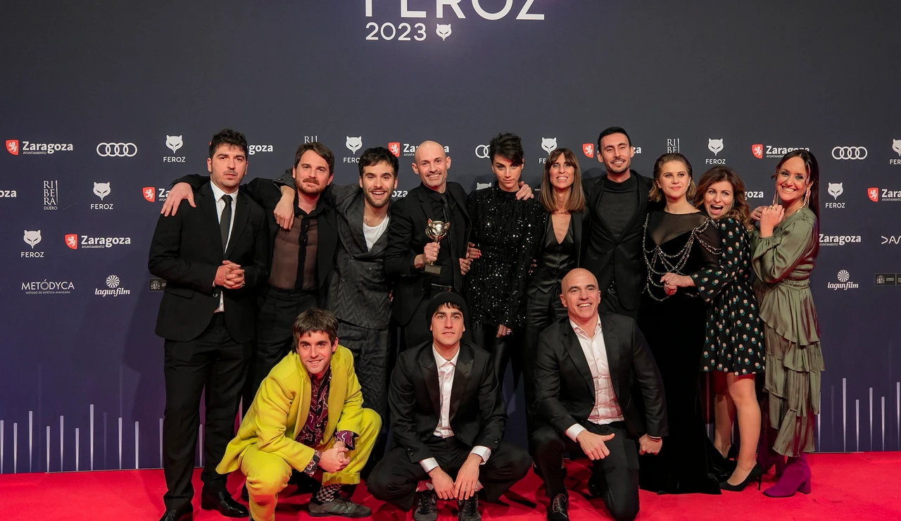 El equipo de 'La Ruta' con los premios Feroz