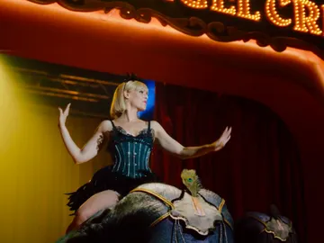 Bárbara Rey conquista el circo de Ángel Cristo con su espectáculo de elefantes Bárbara Rey conquista el circo de Ángel Cristo con su espectáculo de elefantes