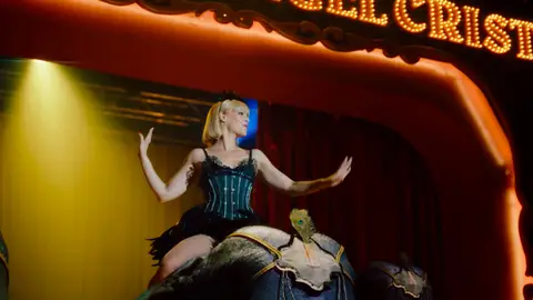 Bárbara Rey conquista el circo de Ángel Cristo con su espectáculo de elefantes  Bárbara Rey conquista el circo de Ángel Cristo con su espectáculo de elefantes