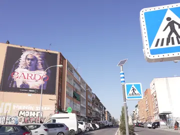 Así lo grita una lona de ‘Cardo 2’ en Carabanchel Así lo grita una lona de ‘Cardo 2’ en Carabanchel