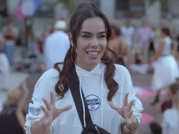 Lola enseña a su clase a bailar delante del público… ¡Increíble actuación! Lola enseña a su clase a bailar delante del público… ¡Increíble actuación!