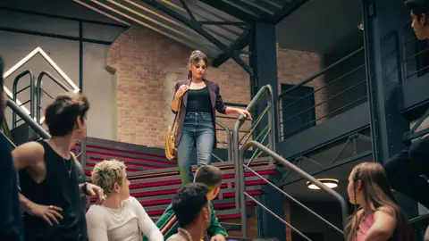 Adela regresa para ayudar con las coreografías: revive este momento  Adela regresa para ayudar con las coreografías: revive este momento