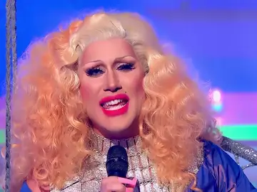 Del electro-cabaret a la desternillante imitación del Rey Emérito: repasamos los momentazos de Hornella Góngora Del electro-cabaret a la desternillante imitación del Rey Emérito: repasamos los momentazos de Hornella Góngora