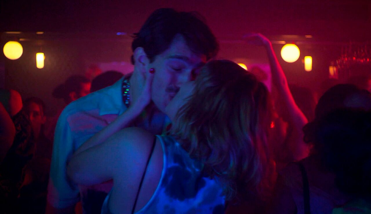 El dilema moral de James: &iquest;hacer un tr&iacute;o un Andrea o acompa&ntilde;ar a Emily a casa? 