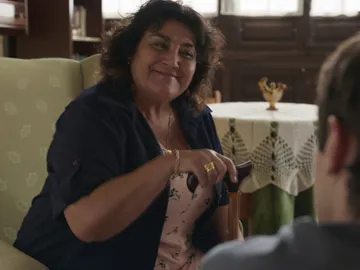 Pilar intenta sonsacarle a Álex información sobre su vida y su familia Pilar intenta sonsacarle a Álex información sobre su vida y su familia