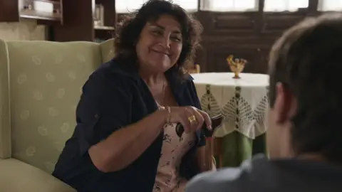 Pilar intenta sonsacarle a Álex información sobre su vida y su familia Pilar intenta sonsacarle a Álex información sobre su vida y su familia