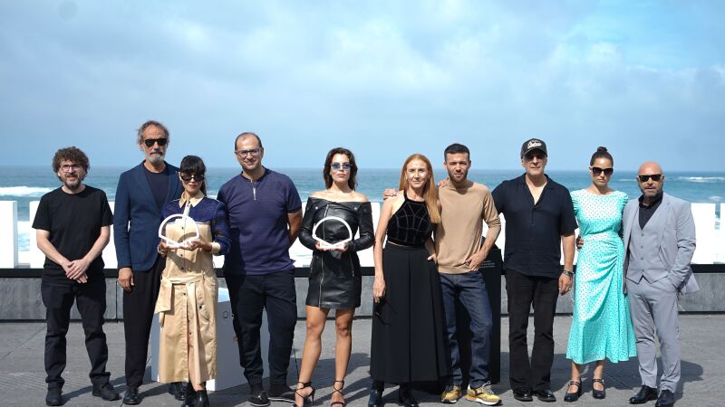 El equipo de La red púrpura se reúne en su presentación en el Festival Internacional de Cine de San Sebastián