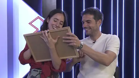 ¡A dibujar! Ponemos a prueba las dotes artísticas de Macarena Sanz y Álvaro Carmona ¡A dibujar! Ponemos a prueba las dotes artísticas de Macarena Sanz y Álvaro Carmona