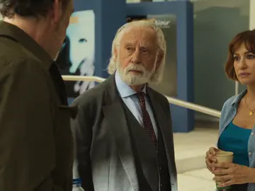 El padre de Naira no se muestra cómodo con el foráneo Luis Lacasa El padre de Naira no se muestra cómodo con el foráneo Luis Lacasa