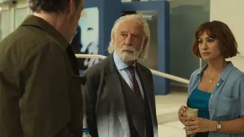 El padre de Naira no se muestra cómodo con el foráneo Luis Lacasa El padre de Naira no se muestra cómodo con el foráneo Luis Lacasa