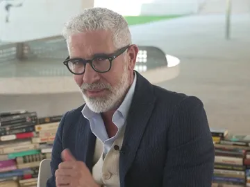 Eduardo Velasco: “a nivel de guion, hay muchos guiños para guiar al espectador en ese juego” de la trama, como en las novelas negras Eduardo Velasco: “a nivel de guion, hay muchos guiños para guiar al espectador en ese juego” de la trama, como en las novelas negras