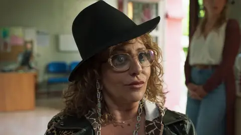 "Hola soy Candela Nieto... chin y pum esa es la historia de mi vida" "Hola soy Candela Nieto... chin y pum esa es la historia de mi vida"