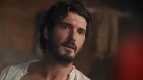 Telmo avisa a Lucía al conocerla Telmo avisa a Lucía al conocerla