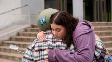 Luna y &Eacute;rika se abrazan en el cap&iacute;tulo 7