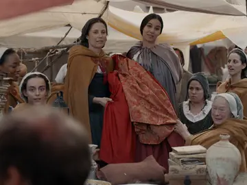 Lucía subasta su vestido de novia ante la cara de sorpresa de Jimena Lucía subasta su vestido de novia ante la cara de sorpresa de Jimena
