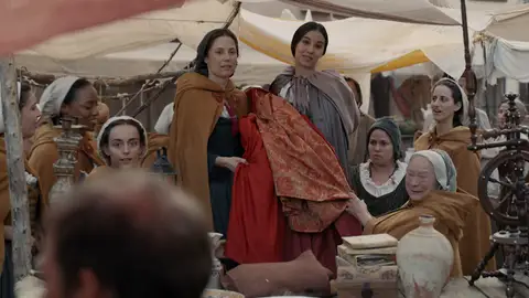Lucía subasta su vestido de novia ante la cara de sorpresa de Jimena Lucía subasta su vestido de novia ante la cara de sorpresa de Jimena