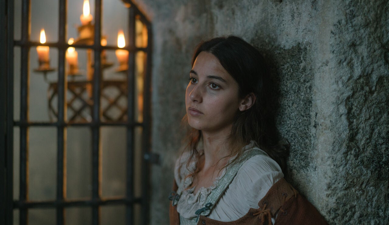 El apasionado beso de Telmo a Luc&iacute;a en la c&aacute;rcel