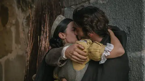 Telmo y Lucía se besan en el último capítulo de Beguinas