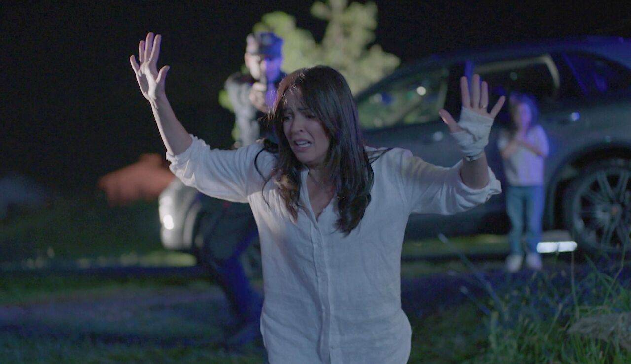 &iexcl;Angela es detenida! Sus sospechas sobre Gonzalo le han llevado a amenazarle con un arp&oacute;n