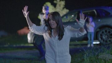 ¡Angela es detenida! Sus sospechas sobre Gonzalo le han llevado a amenazarle con un arpón