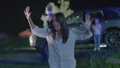 ¡Angela es detenida! Sus sospechas sobre Gonzalo le han llevado a amenazarle con un arpón ¡Angela es detenida! Sus sospechas sobre Gonzalo le han llevado a amenazarle con un arpón