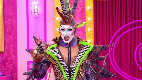 Kelly Passa!?, la reina que ha traído el punk a Drag Race España 4: sus looks, pasarelas y momentos más icónicos Kelly Passa!?, la reina que ha traído el punk a Drag Race España 4: sus looks, pasarelas y momentos más icónicos