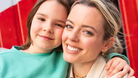 Adriana Torrebejano y Noa Álvarez son madre e hija en ¿A qué estás esperando? Adriana Torrebejano y Noa Álvarez son madre e hija en ¿A qué estás esperando?