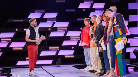Las reinas ensayan sobre el escenario de Drag Race España el musical ‘Eternas’, siguiendo las indicaciones de Carmelo Las reinas ensayan sobre el escenario de Drag Race España el musical ‘Eternas’, siguiendo las indicaciones de Carmelo