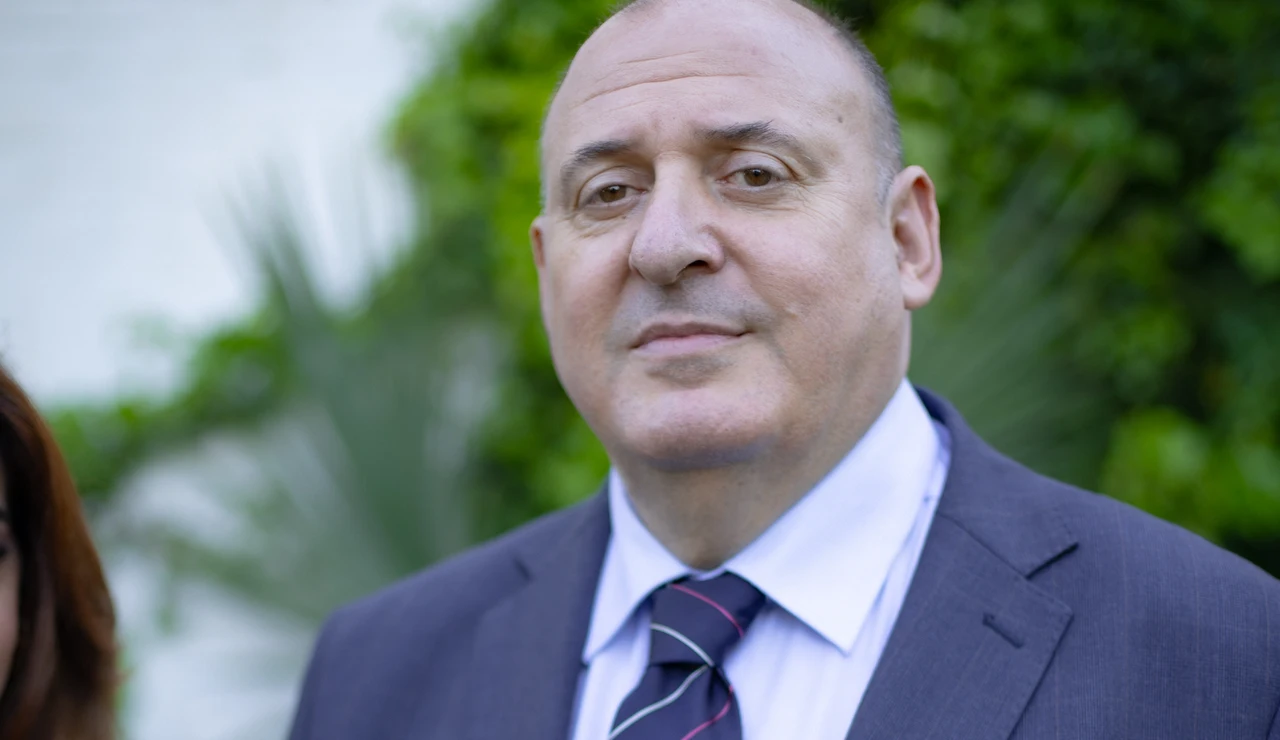 Carlos es el segundo marido de Albany, la madre de sonia y padre de sus dos hermanas.