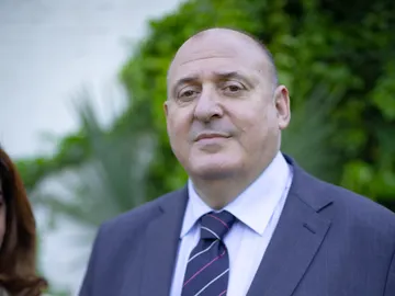 Carlos es el segundo marido de Albany, la madre de sonia y padre de sus dos hermanas. Carlos es el segundo marido de Albany, la madre de sonia y padre de sus dos hermanas.