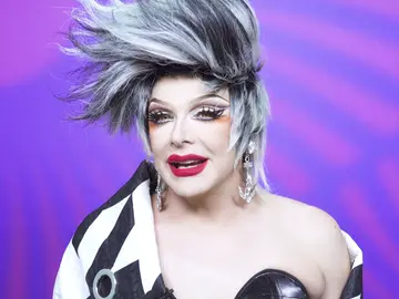 ¡Llega el momento del cotilleo! Las reinas de Drag Race España adivinan a qué compañera pertenecen unos jugosos secretos ¡Llega el momento del cotilleo! Las reinas de Drag Race España adivinan a qué compañera pertenecen unos jugosos secretos