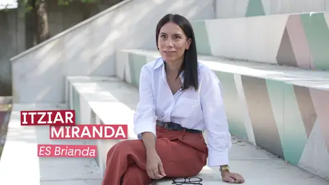Itziar Miranda es Brianda, una de las profesoras del Zurbarán en FoQ. La nueva generación: "Un personajazo" Itziar Miranda es Brianda, una de las profesoras del Zurbarán en FoQ. La nueva generación: "Un personajazo"