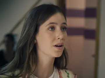 Carlota hablando con Pelayo en el pasillo Carlota hablando con Pelayo en el pasillo