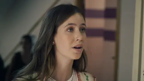 Carlota hablando con Pelayo en el pasillo Carlota hablando con Pelayo en el pasillo