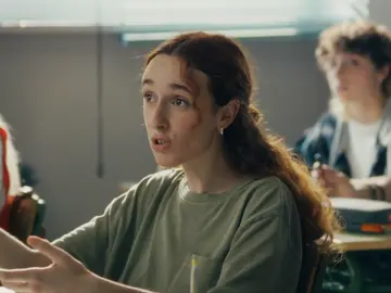 Bárbara hablando con Marta en clase Bárbara hablando con Marta en clase