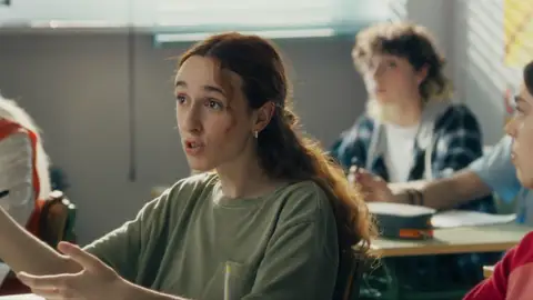 Bárbara hablando con Marta en clase Bárbara hablando con Marta en clase