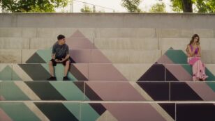 Koldo y Carlota en el patio del Zurbar&aacute;n 