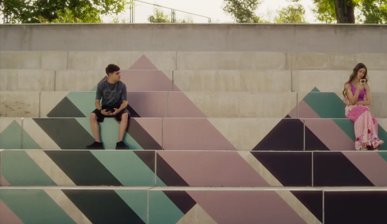 Koldo y Carlota en el patio del Zurbarán