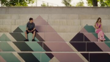Koldo y Carlota en el patio del Zurbar&aacute;n 