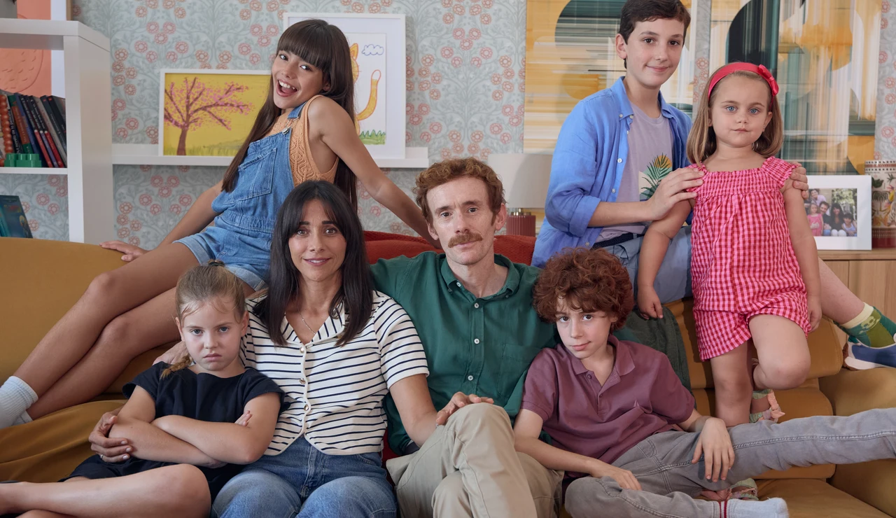 Daniel Pérez Prada y Mariam Hernández en Padre no hay más que uno, la serie