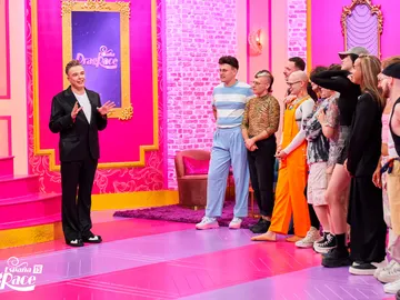 Las reinas se enfrentan por parejas al mini reto más dulce de la temporada… ¿Serán capaces de crear las historias más tristes? Las reinas se enfrentan por parejas al mini reto más dulce de la temporada… ¿Serán capaces de crear las historias más tristes?