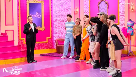 Las reinas se enfrentan por parejas al mini reto más dulce de la temporada… ¿Serán capaces de crear las historias más tristes? Las reinas se enfrentan por parejas al mini reto más dulce de la temporada… ¿Serán capaces de crear las historias más tristes?
