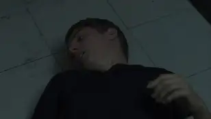 Carlos en el suelo tras la pelea con Ray en el último capítulo de Mar Afuera