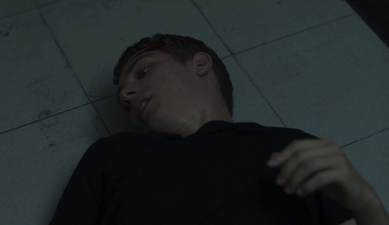 Carlos en el suelo tras la pelea con Ray en el &uacute;ltimo cap&iacute;tulo de Mar Afuera