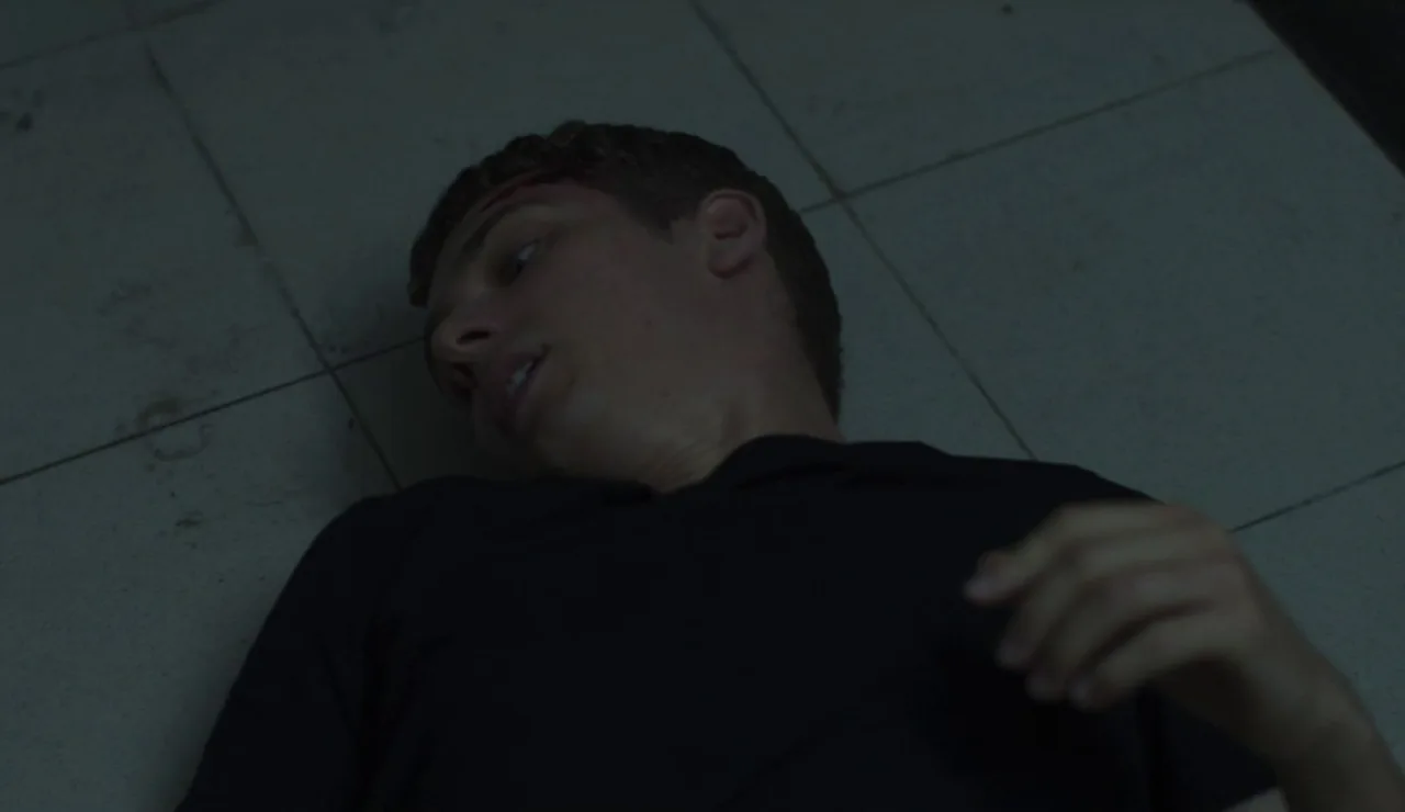 Carlos en el suelo tras la pelea con Ray en el último capítulo de Mar Afuera